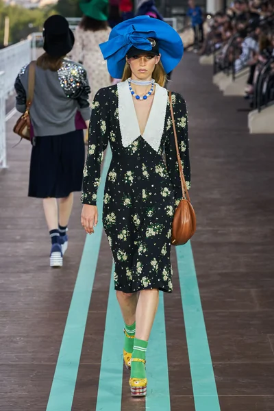 Look 50